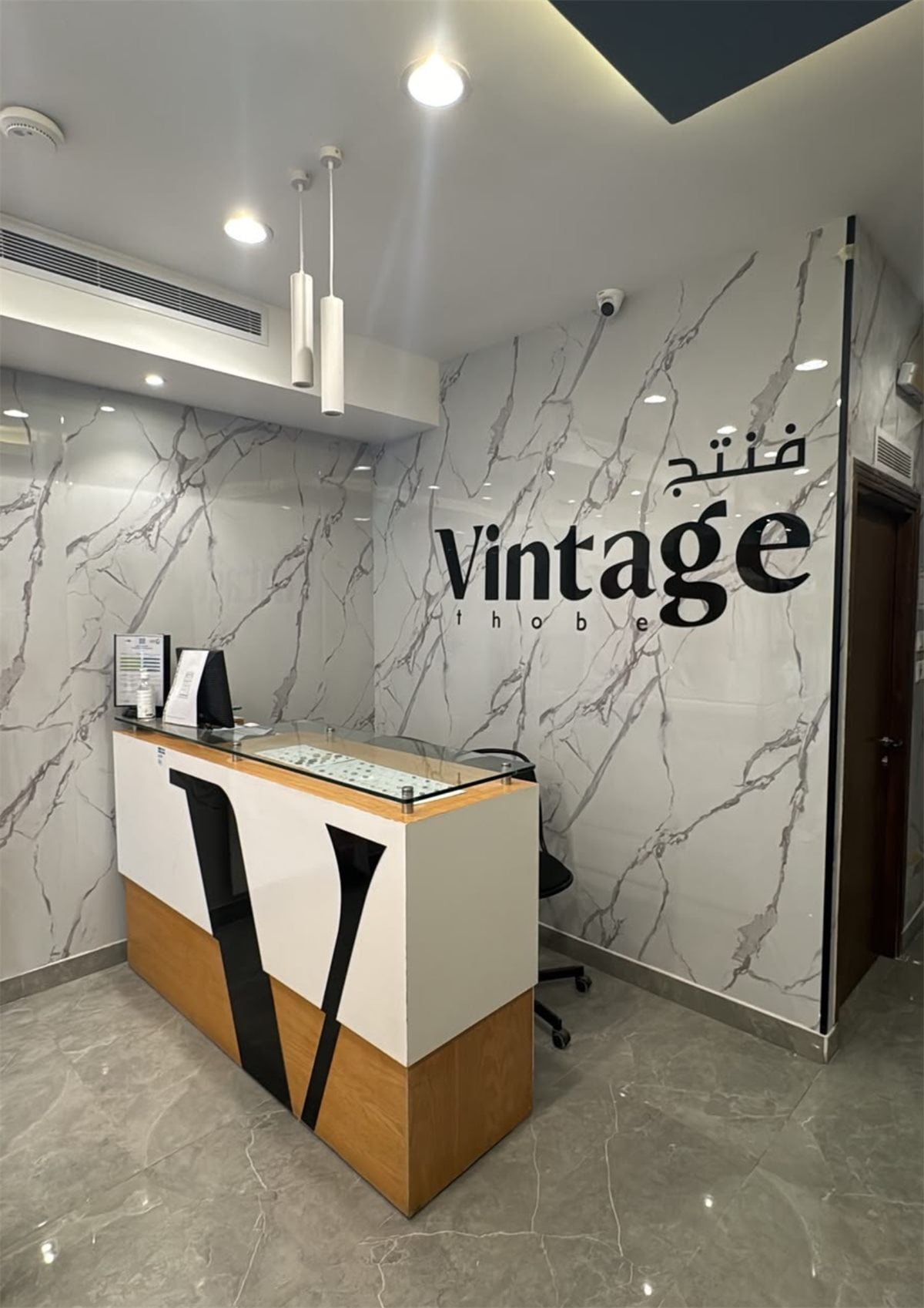 استقبال محل تجاري بجدار بديل الرخام وكاونتر خشبي