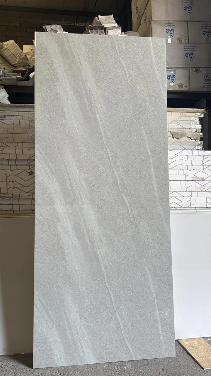 لوح بديل رخام كامل 122×290 سم رمادي فاتح بملمس حجري مطفي في المستودع بجدة